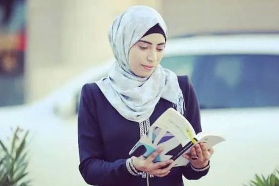 Le bombe israeliane su Gaza uccidono la poetessa Hiba Abu Nada