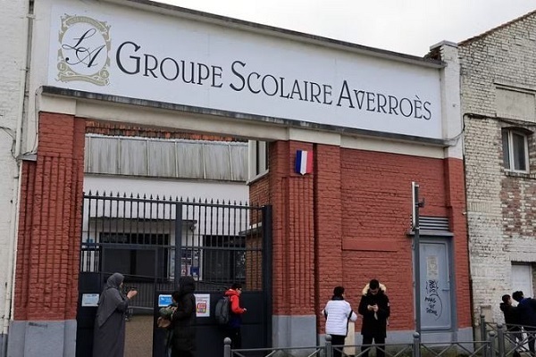 “Ingiustizia”: la Francia taglia i finanziamenti a scuola islamica per l’insegnamento dell’etica