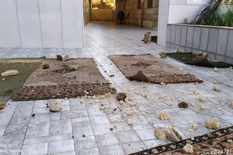 Coloni attaccano moschea nella Città Vecchia di Hebron Coloni attaccano moschea nella Città Vecchia di Hebron