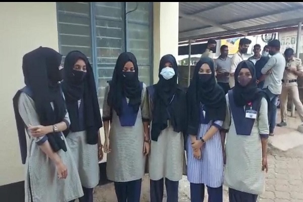 India: studenti sollecitano la Corte Suprema a permettere l'hijab agli esami