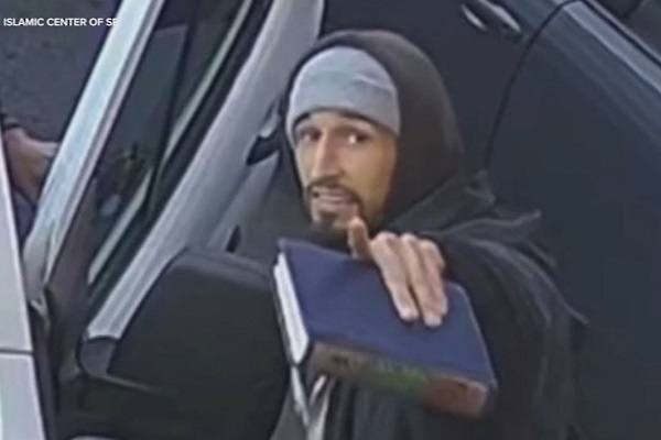 San Francisco: un uomo profana il Corano e minaccia i musulmani davanti a moschea