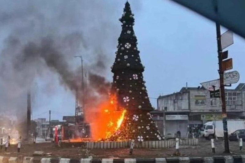 Damasco, cristiani protestano dopo l’incendio dell’albero di Natale da parte di Hts Damasco, cristiani protestano dopo l’incendio dell’albero di Natale da parte di Hts