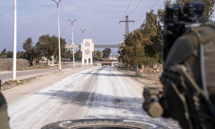 L’esercito israeliano avanza nel sud della Siria e espelle funzionari dagli edifici governativi L’esercito israeliano avanza nel sud della Siria e espelle funzionari dagli edifici governativi