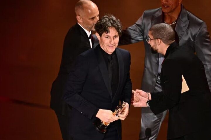 Il regista britannico premio Oscar Jonathan Glazer accusa Israele di manipolare la religione ebraica e condanna il bombardamento di Gaza