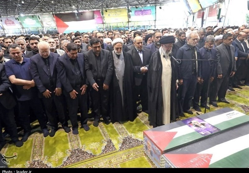 Martriio Ismaeil Haniyeh: Ayatollah Khamenei guida la preghiera funebre