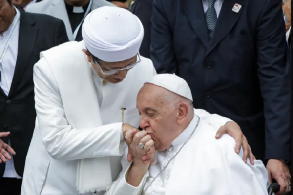 Papa Francesco in Indonesia: “Siamo tutti fratelli, pellegrini nel cammino verso Dio”