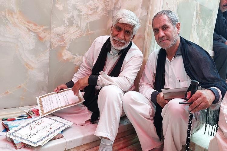 Arbaeen 2024: due pellegrini scrivono una copia di Corano durante la marcia
