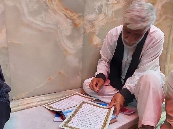 Arbaeen 2024: due pellegrini scrivono una copia di Corano durante la marcia