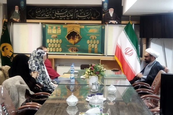 Iran: donna tedesca abbraccia l'Islam nel mausoleo dell'Imam Reza