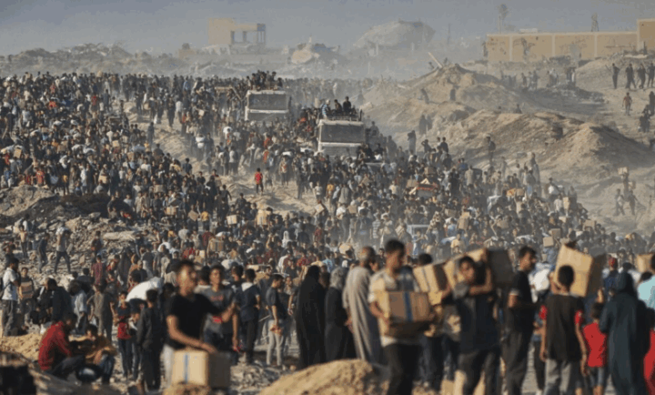 “Indiscriminatamente”: un testimone oculare afferma che le forze israeliane e i mercenari americani sparano contro i palestinesi affamati in cerca di aiuto nei siti della GHF