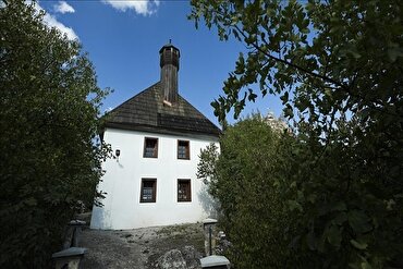 La moschea di Kuslat in Bosnia: un monumento vivente di fede
