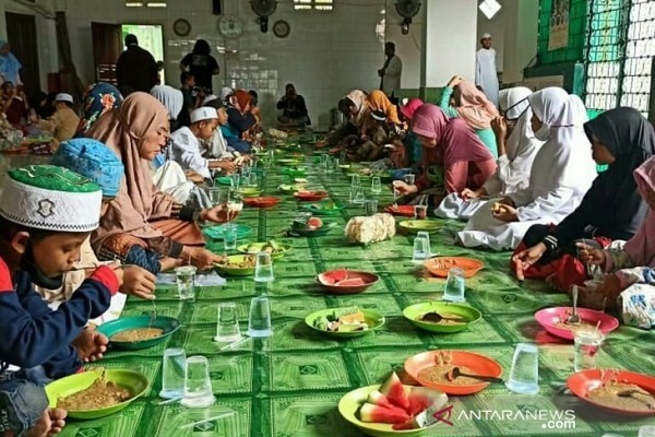 Dari tradisi mengusung keranda hingga menghidupkan malam Syura