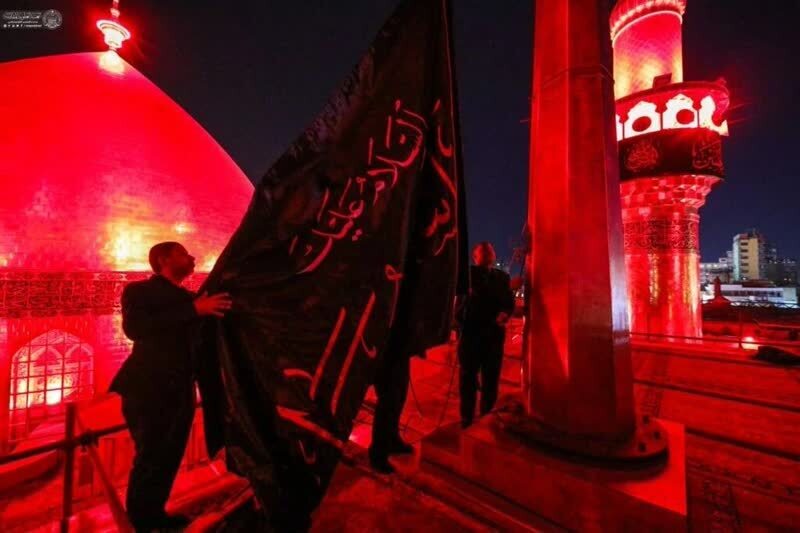 Menaikkan bendera berkabung di Makam-makam suci