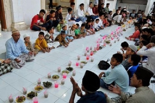 Tradisi Ramadhan umat Islam; Sahur dan perayaan memperingati turunnya Al-Quran