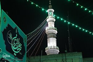 Pencahayaan Masjid Jamkaran pada malam pertengahan Syaaban