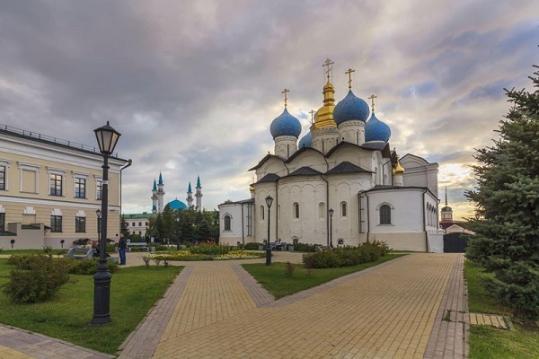 Kota agama di Rusia; daripada bacaan al-Quran tanpa henti di masjid hinggalah lilin gereja yang sentiasa menyala