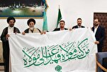 Menyerahkan bendera Ghadir kepada makam Hazrat Masumeh (a.s)