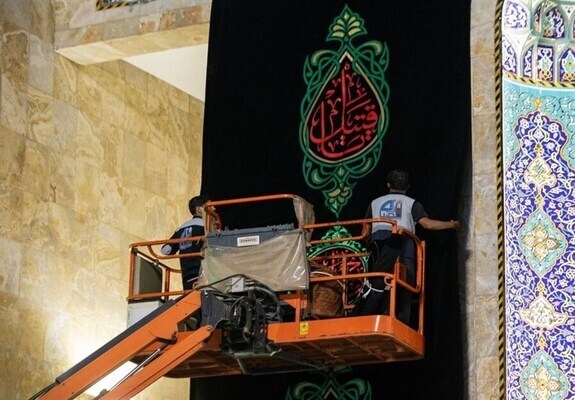 Makam Suci Al-Hussaini dan Al-Abbasi berselindung hitam menjelang Muharram Makam Suci Al-Hussaini dan Al-Abbasi berselindung hitam menjelang Muharram