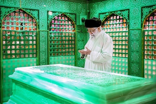 د اسلامي انقلاب د ستر لارښود په شتون سره د حضرت امام رضا ع له سپیڅلي حرم څخه دوړې  وڅنډل شوې.
