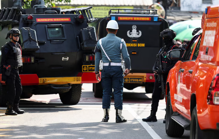 په انډونیشیا کې په جومات کې بم چاودنې د لمونځ ګوزارو وینه وبهوله