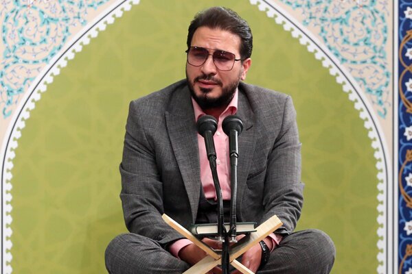 Shakernejad do Irã recita versículo da Surah Al-Ahzab do Alcorão