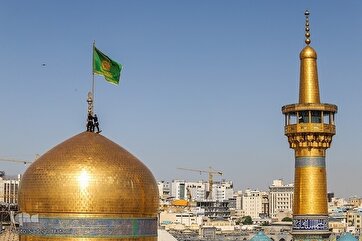 Bandeira do Santuário de Mashhad É Trocada no Aniversário de Nascimento do Imam Reza(a.s)