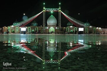 Mesquita Jamkaran Iluminada para o Eid de Meio de Shaaban