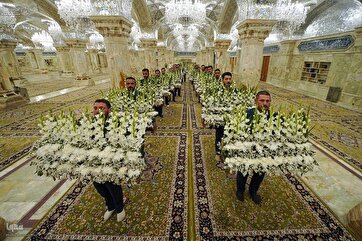 Santuário do Imam Ali(AS) Limpo e Decorado com Flores na Véspera do Eid
