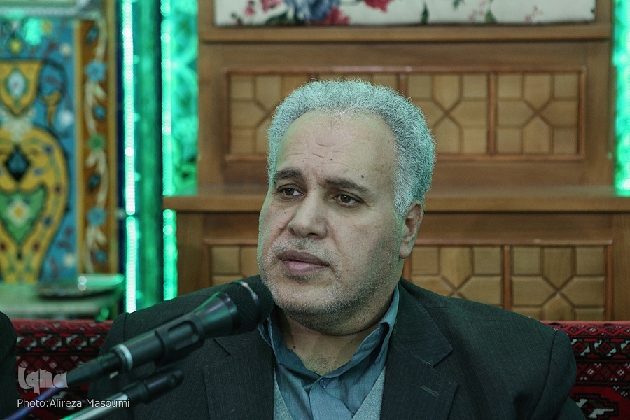 Recitador Iraniano Recita Versículos do Surah Al-Ahzab no Santuário do Imam Reza(AS)