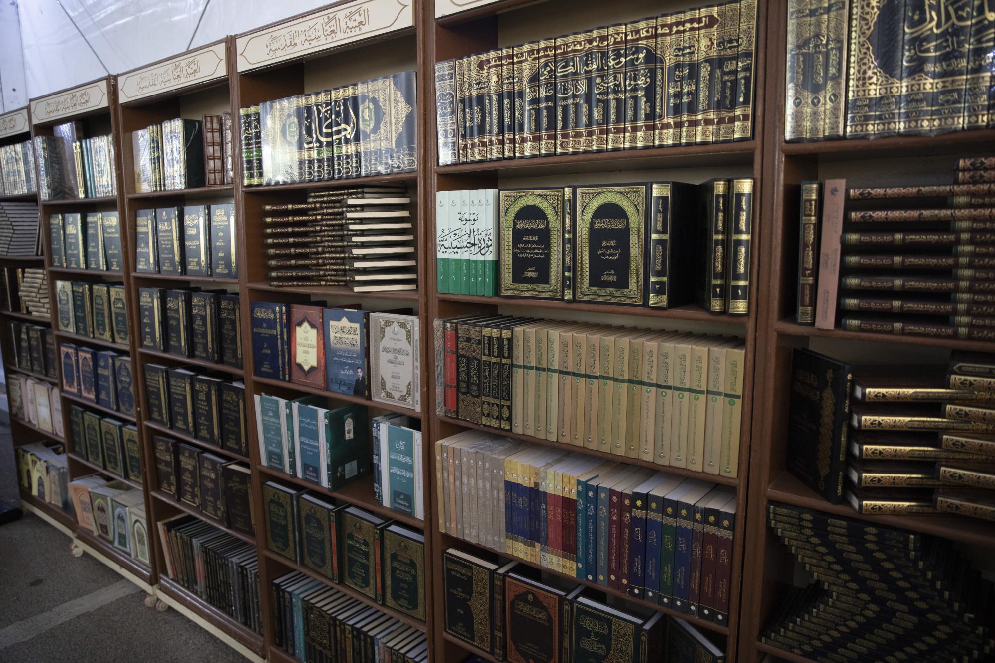 На книжной ярмарке Васит было представлено 450 религиозных произведений Храма хазрата Аббаса + фотографии