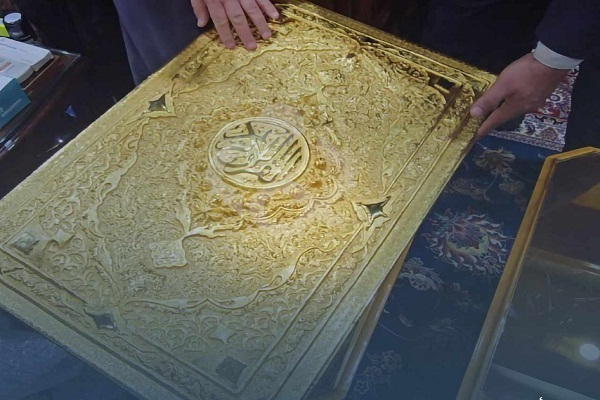 Дар Золотой Корана музею имама Хусейна (мир ему) в Кербеле + видео