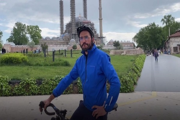 Французский велосипедист въехал в Турцию по пути в Мекку + видео