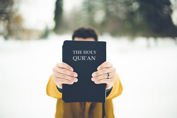 Книга, которая поощряет и угрожает