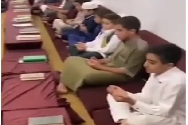 Ливийские дети, изучающие Коран, молились за жертв наводнения + видео