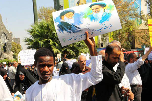Wananachi wa Iran waandamana kulaani jinai za koo Aal Saud na Aal Khalifa