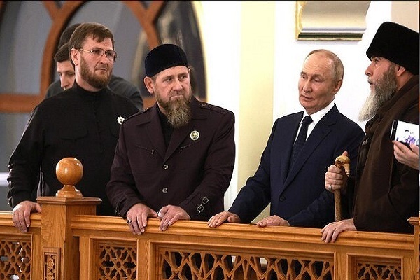 Адои эҳтироми Путин ба Қуръон дар масҷиде дар Чечен+филм ва акс