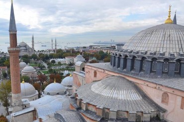Ayasofya'nın 4 minaresinden 5 vakit ezan sesi yükseliyor