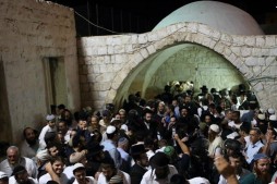 Siyonist yerleşimcilerin Hz Yusuf (as)'ın kabrine saldırısı Siyonist yerleşimcilerin Hz Yusuf (as)'ın kabrine saldırısı