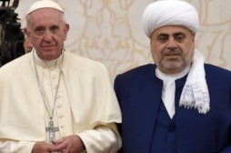 Papa’ya Azerbaycan’da Kur’an-ı Kerim hediye edildi