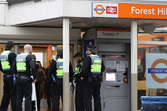 Londra'da tesettürlü kadına saldırı