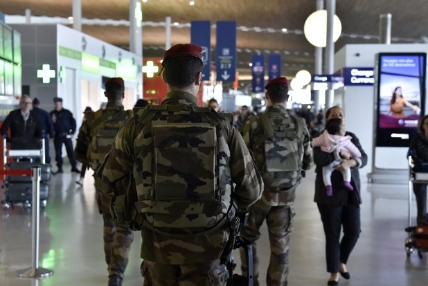 Paris Havaalanında Kur'an Bulundurulması Yasak! Paris Havaalanında Kur'an Bulundurulması Yasak!