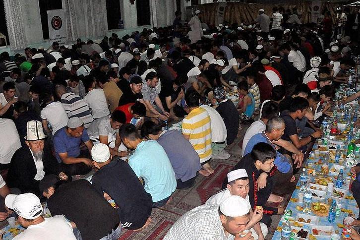 TİKA Kırgızistan'da bin kişilik iftar sofrası kurdu