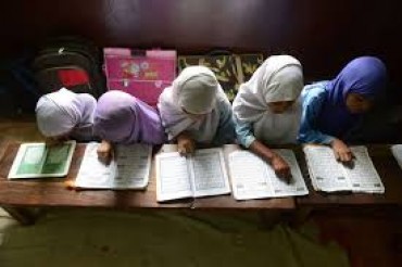 Keşmir'de Öğrencilerin Kur'an Yarışması Keşmir'de Öğrencilerin Kur'an Yarışması