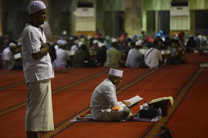 Endonezyalı Müslümanlar 'İtikaf' İçin Camileri Doldurdu