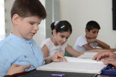Karanlık dünyaları Kur'an'la aydınlanıyor Karanlık dünyaları Kur'an'la aydınlanıyor