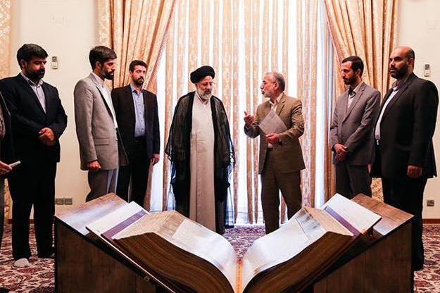 İslam İnkılabı Rehberi’nden Kutsal Rezevi Külliyesi müzesine Kur’an-ı Kerim hediyesi