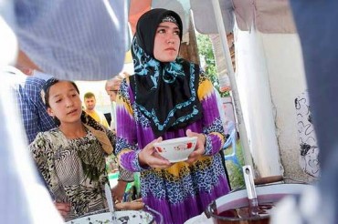 Tacikistan'da başörtülü kadınlar takip listesinde