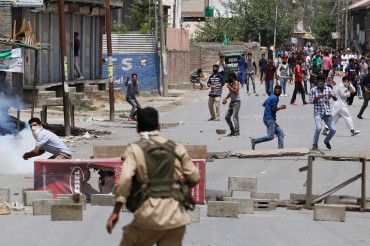 Keşmir'de polis protestoculara ateş açtı