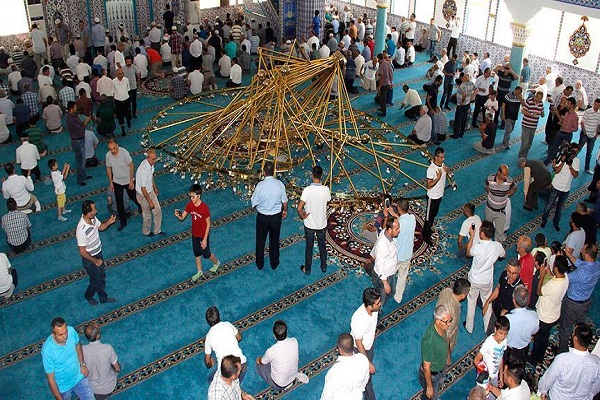 Türkiye'nin Camilerinin Birisinde Avize Düştü
