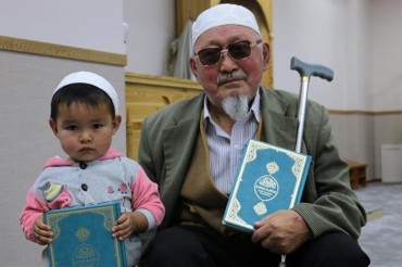 TDV Moğolistan'da 4 bin Kazakça mealli Kur'an-ı Kerim dağıttı